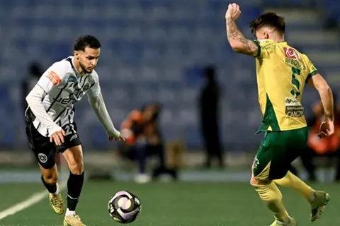 الشباب يواصل التعثرات في الدوري السعودي بالتعادل مع الخليج